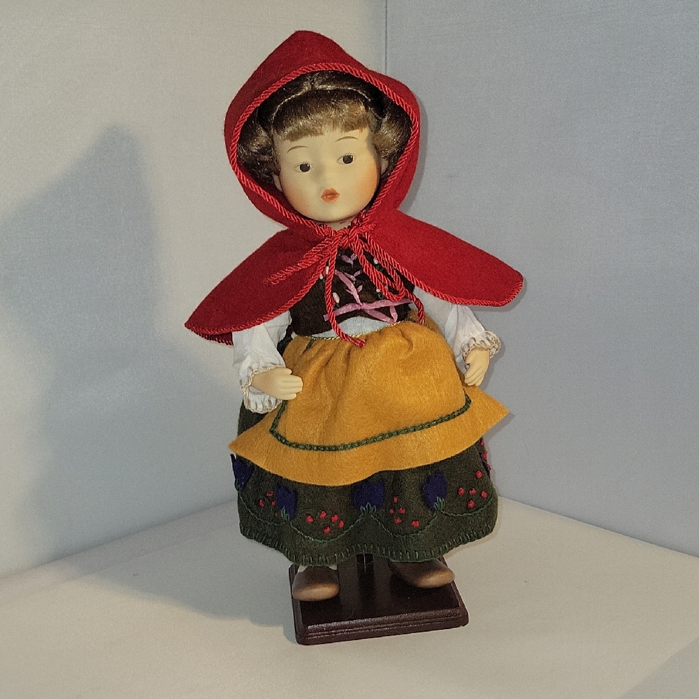 Ashton-Drake Galleries Berta Hummel Red Riding Hood Porcelain Doll Goebel 1997